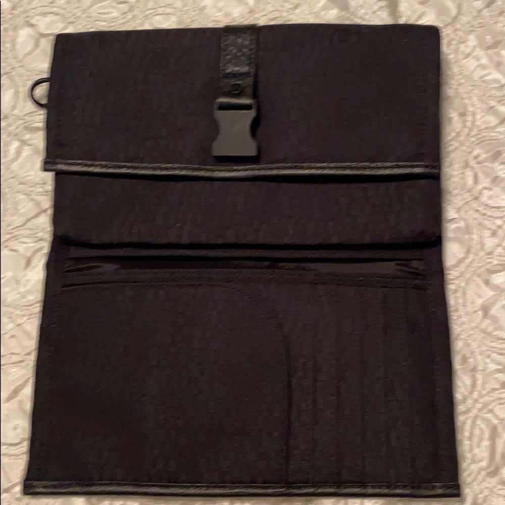 Lululemon test of time travel wallet
